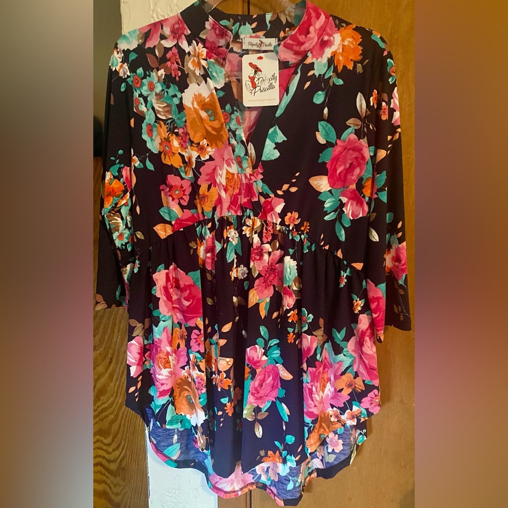 Pretty Priscilla NWT 17 1/2”PTP Sz M colorful floral print tunic top.